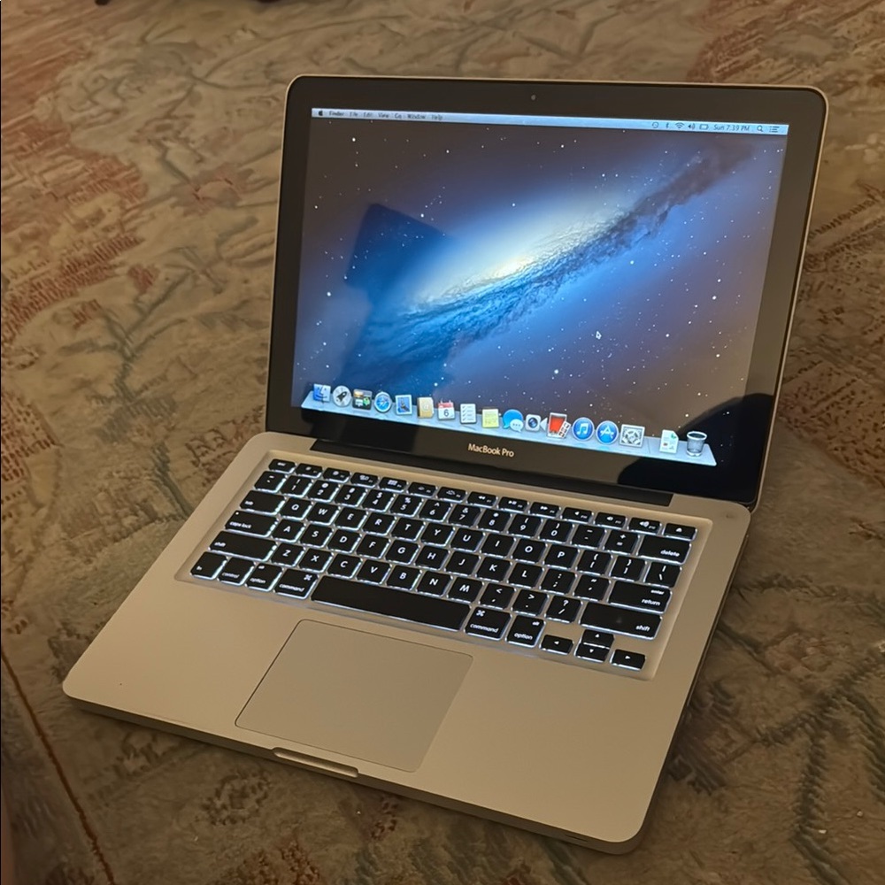 2010 Apple Silver MacBook Pro Sleek Design Chiclet Keyboard